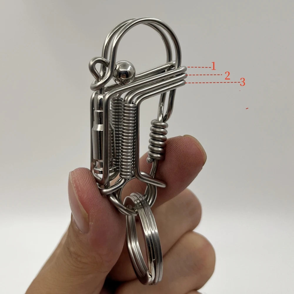 Une clé mécanique en acier inoxydable avec une figurine tenue dans une main.
