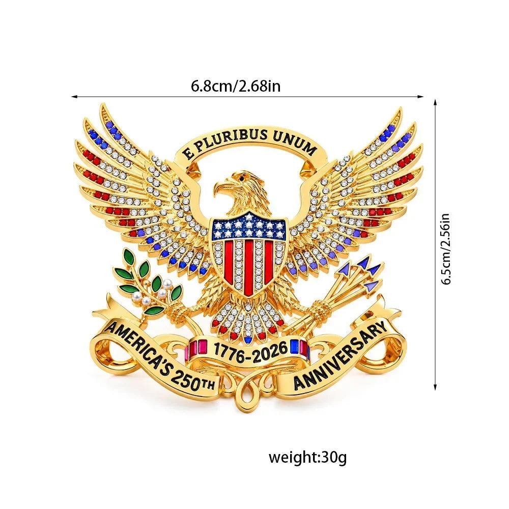 Insignia de solapa dorada con un águila extendiendo las alas, adornada con piedras de colores y diseño patriótico para un 250