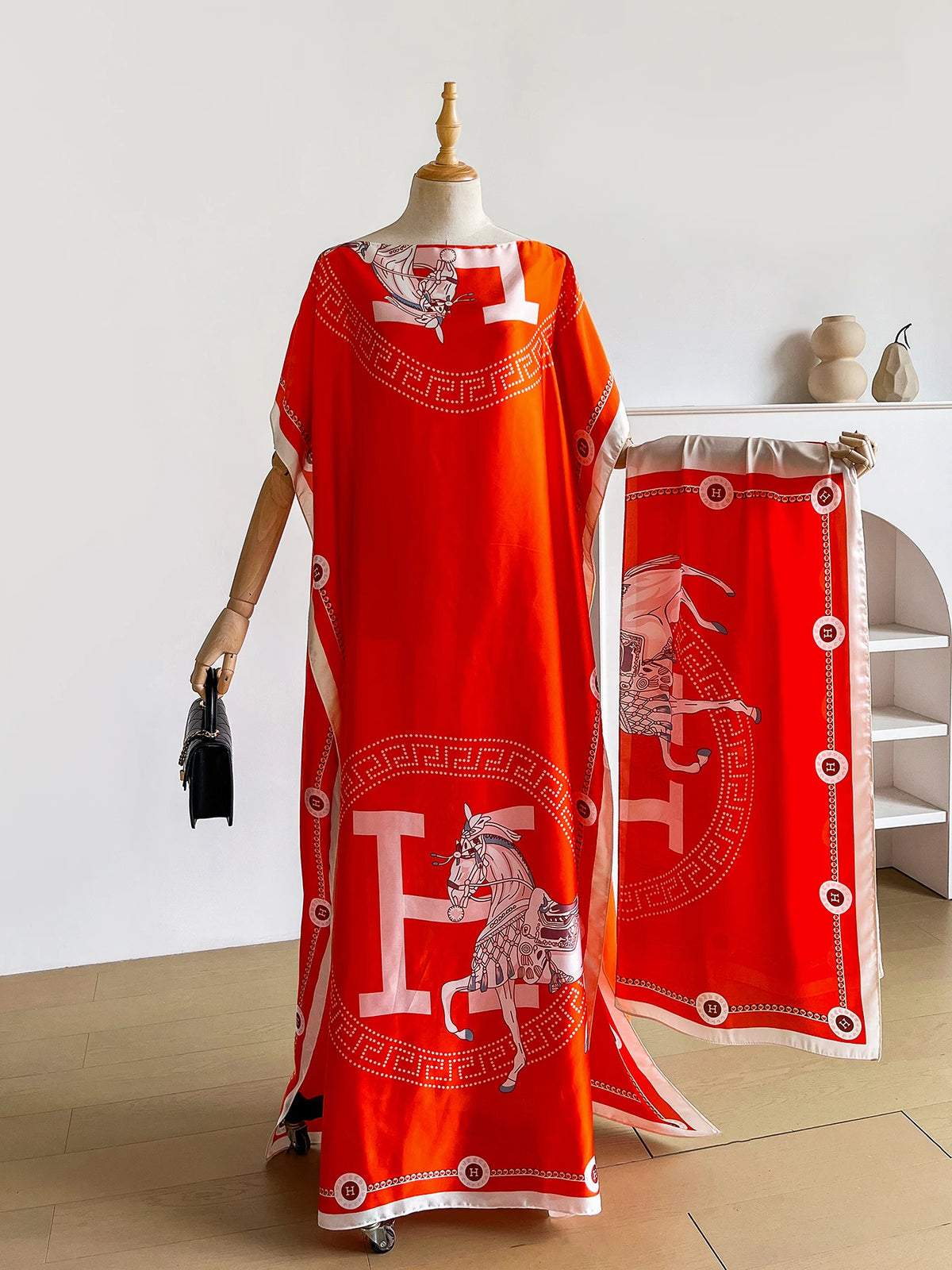 Una larga y fluida caftán abaya roja con un elegante estampado de caballo y patrones geométricos intrincados.