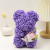 Un bouquet de roses en mousse douce violettes en forme de ours en peluche, à côté d'une lampe de couleur crème.