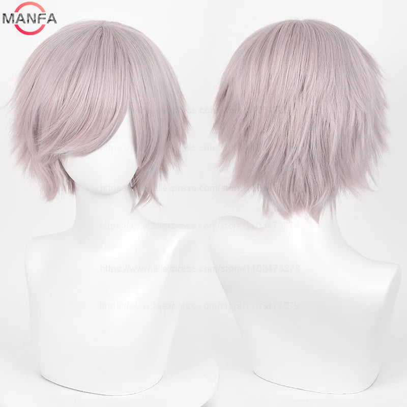 Peluca rosa claro, corta y en capas con flequillo, mostrada en un maniquí blanco.
