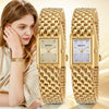 Gros plan d'une montre quartz pour femme plaquée or avec un bracelet texturé et un cadran clair, présentée à côté d'une femme