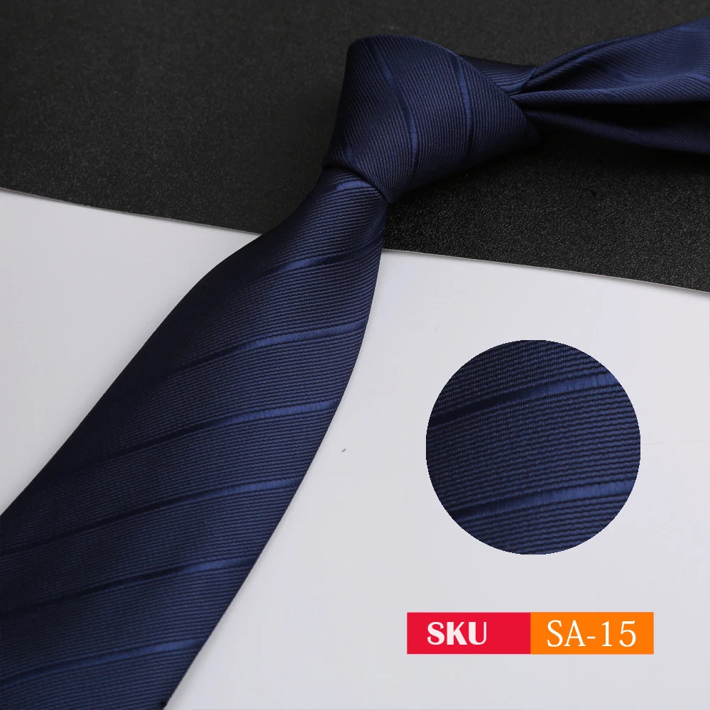 Dunkelblau gestreifter Krawattenknoten diagonal auf weißem Hintergrund mit schwarzem Stempel und SKU SA-15