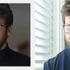 Un homme portant des lunettes anti-lumière bleue carrées et un pull col roulé foncé.