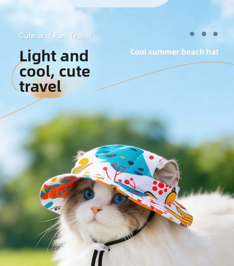Un chat blanc et gris duveteux portant un chapeau de plage coloré à motifs.