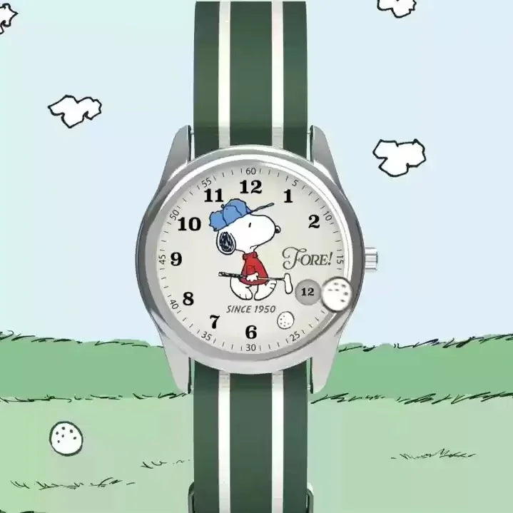 Eine Uhr mit grünem Armband und weißem Zifferblatt mit Snoopy-Figur.