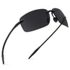 Randlose Sportbrille mit schwarzen Rahmen und dunklen Linsen vor weißem Hintergrund