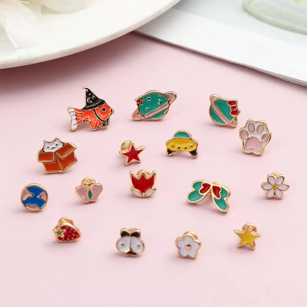 Colección de adornos de pulseras de reloj metálicas en varios colores y formas, dispuestas sobre una superficie rosa.