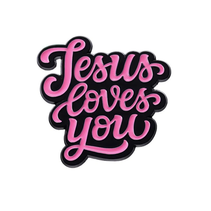 Broche émail noire avec du texte rose disant Jésus t'aime