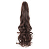 Un adorno largo de cabello castaño oscuro peinado en una coleta fluida con ondas suaves.