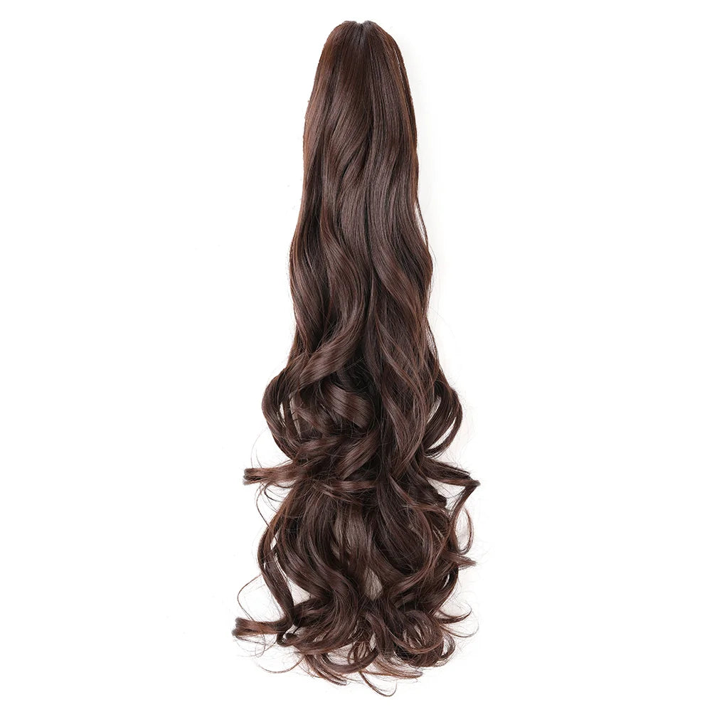 Un adorno largo de cabello castaño oscuro peinado en una coleta fluida con ondas suaves.