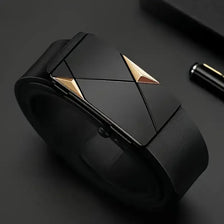 Schwarzes Herren-PU-Leder-Accessoire mit goldenen Akzenten, Nahaufnahme.