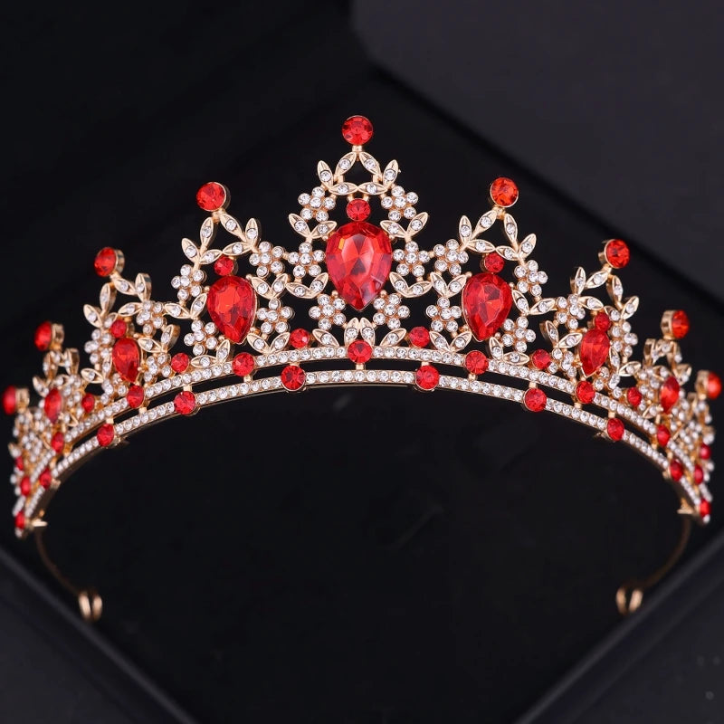 Diadème et couronne de cheveux en cristal baroque et or avec des pierres rouges.