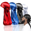 Exhibición de turbantes/pañuelos durag en seda en rojo, azul, negro y blanco.
