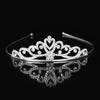Tiara y corona de princesa de cristal brillante para el cabello, exhibida en una superficie reflectante.