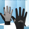 Une paire de gants de sport noir et gris est présentée sur un fond bleu clair.
