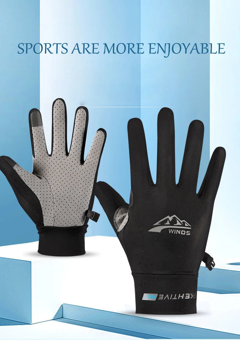 Une paire de gants de sport noir et gris est présentée sur un fond bleu clair.