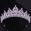Couronne de diadème argentée avec des gemmes violettes et des détails en cristal complexes.