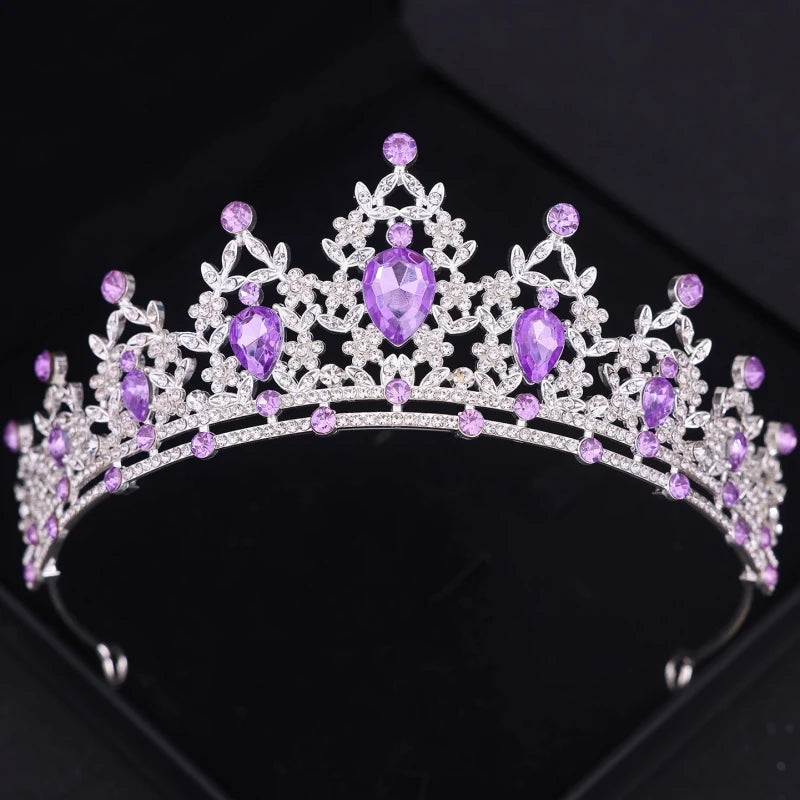 Couronne de diadème argentée avec des gemmes violettes et des détails en cristal complexes.