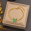 Goldfarbener Schmetterlingsanhänger- und Armband-Set in einer hellbraunen Box.