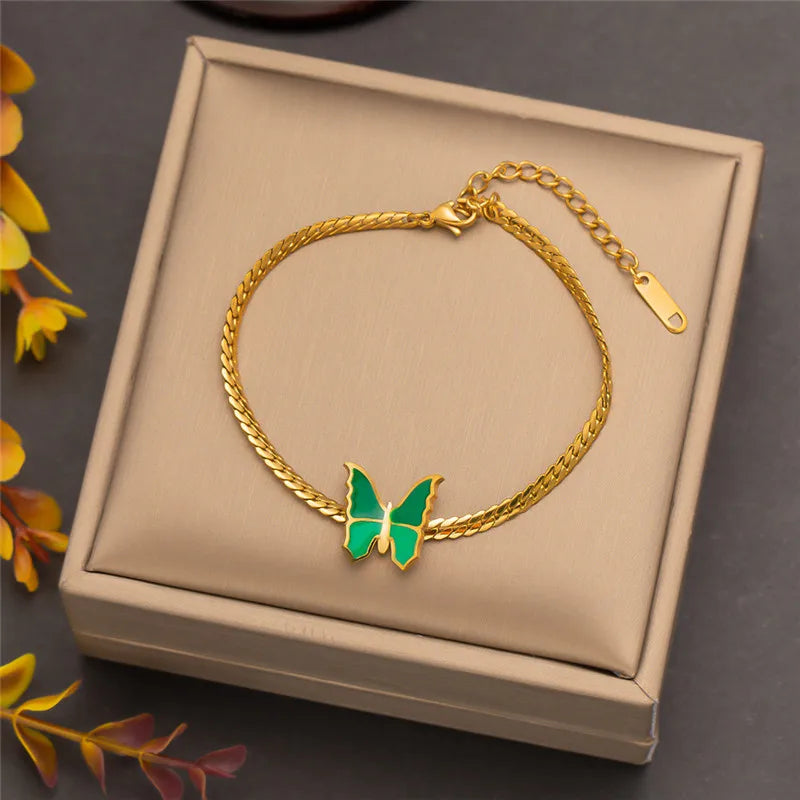 Goldfarbener Schmetterlingsanhänger- und Armband-Set in einer hellbraunen Box.