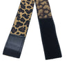 Un par de bandas elásticas ajustables con estampado de leopardo y tela negra.