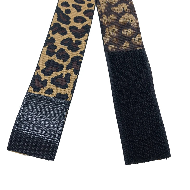 Un par de bandas elásticas ajustables con estampado de leopardo y tela negra.