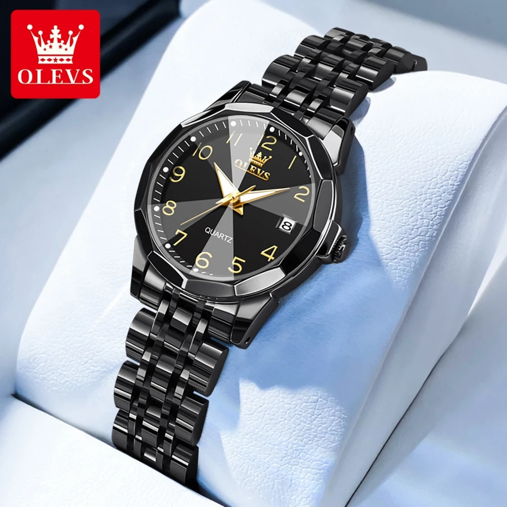 Schwarze OLEVS Quarz-Armbanduhr mit Metallarmband auf weißem Stoff.