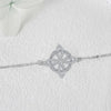 Silbermagierknoten-Zirkonia-Armband mit detailliertem geometrischem Design auf feiner Kette.
