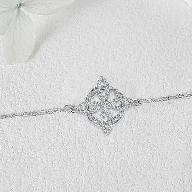 Silbermagierknoten-Zirkonia-Armband mit detailliertem geometrischem Design auf feiner Kette.