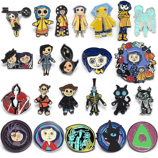 Collection de pins et épingles représentant des personnages de films d'horreur animés.
