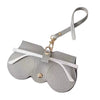 Sac de rangement en cuir PU gris clair avec sangle et quincaillerie dorée pour lunettes.