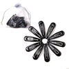Una colección de pinzas para el cabello negras y brillantes dispuestas en un patrón circular sobre un fondo blanco.