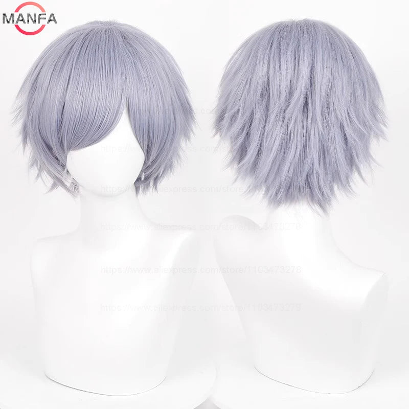 Primer plano de una peluca de cosplay plateada gris con capas, hecha de cabello sintético resistente al calor, exhibida en un