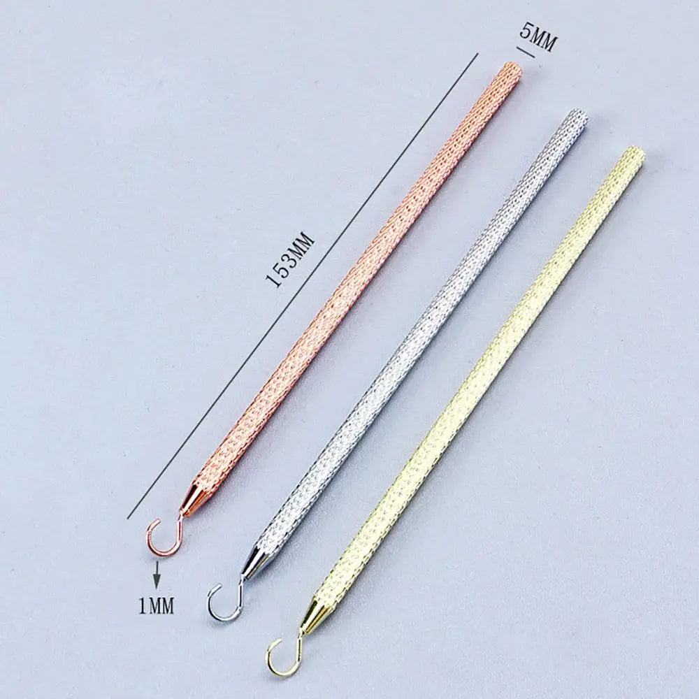 Trois pinces de précision pour bijoux avec différentes poignées et pointes, sur fond gris clair.