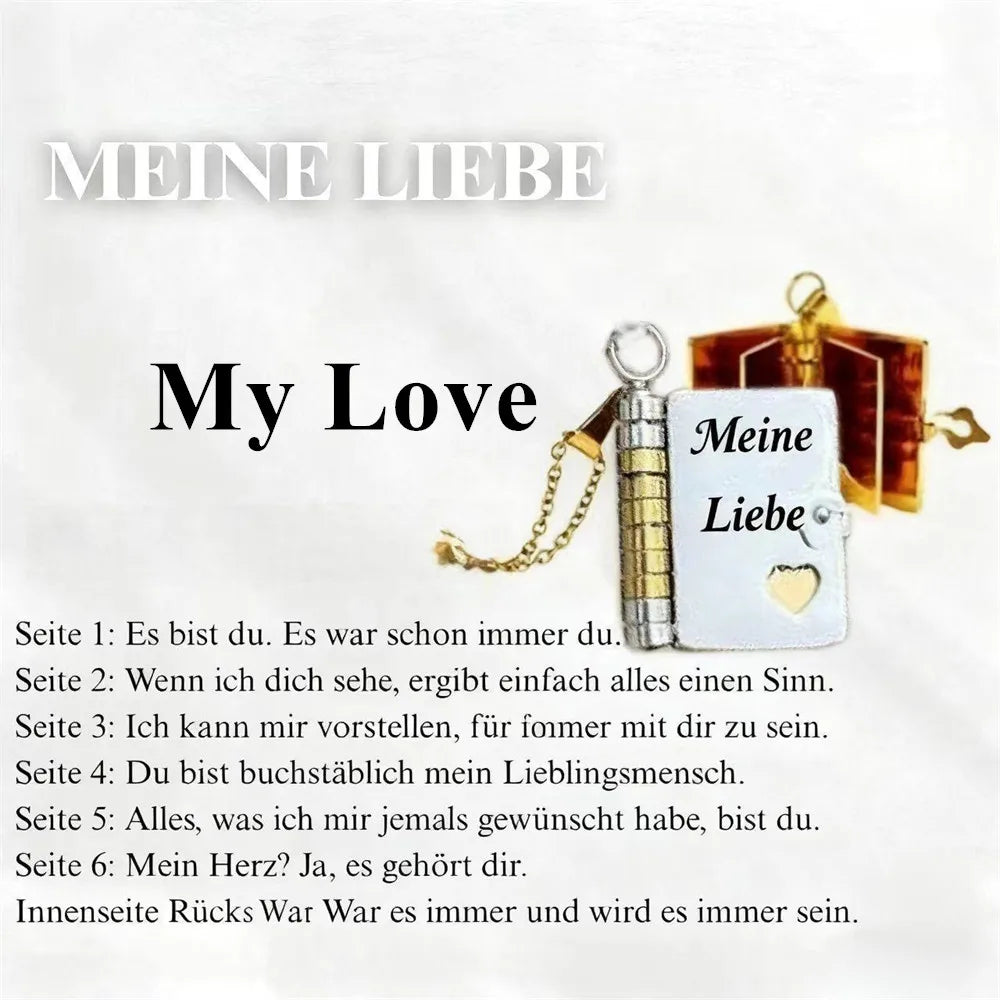 Ein rundes, graviertes Herz-Anhänger-Halskette mit goldener Kette auf weißem Hintergrund.