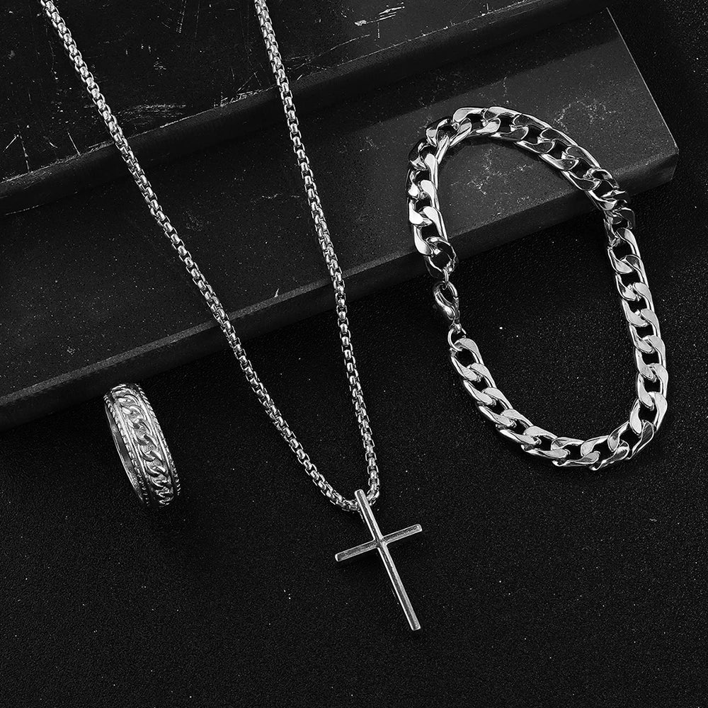 Collier et chaîne en acier inoxydable argenté avec un anneau assorti, présenté sur une surface sombre.