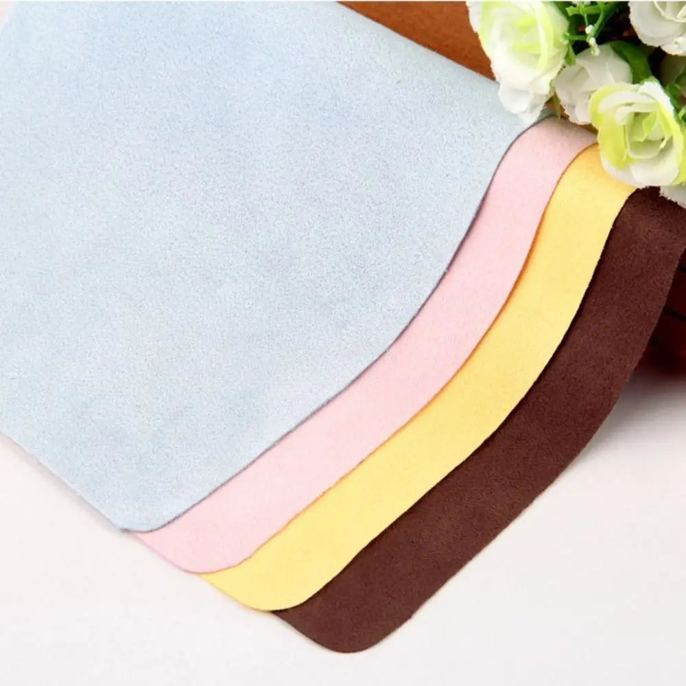 Un juego de paños de limpieza de ante multicolor, incluyendo azul claro, rosa, amarillo y marrón, exhibidos sobre una superfi