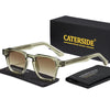 Goldfarbene quadratische Sonnenbrille auf einer schwarzen Box und einem schwarzen Tuch.