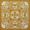 Patrón repetitivo de calaveras blancas y vides arremolinadas en tela amarillo mostaza.