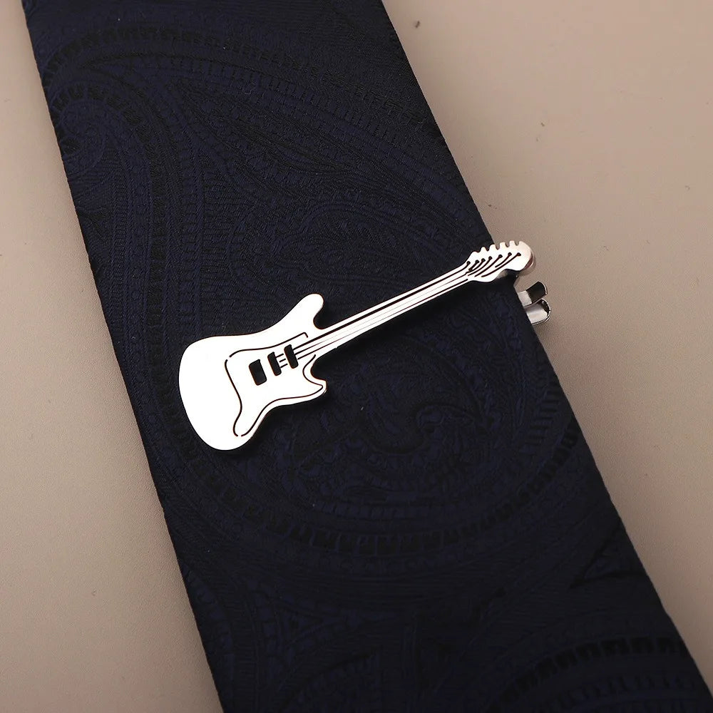 Silber-Titan-Kragen, geformt wie eine E-Gitarre, geklemmt auf ein dunkelblaues Halstuch.
