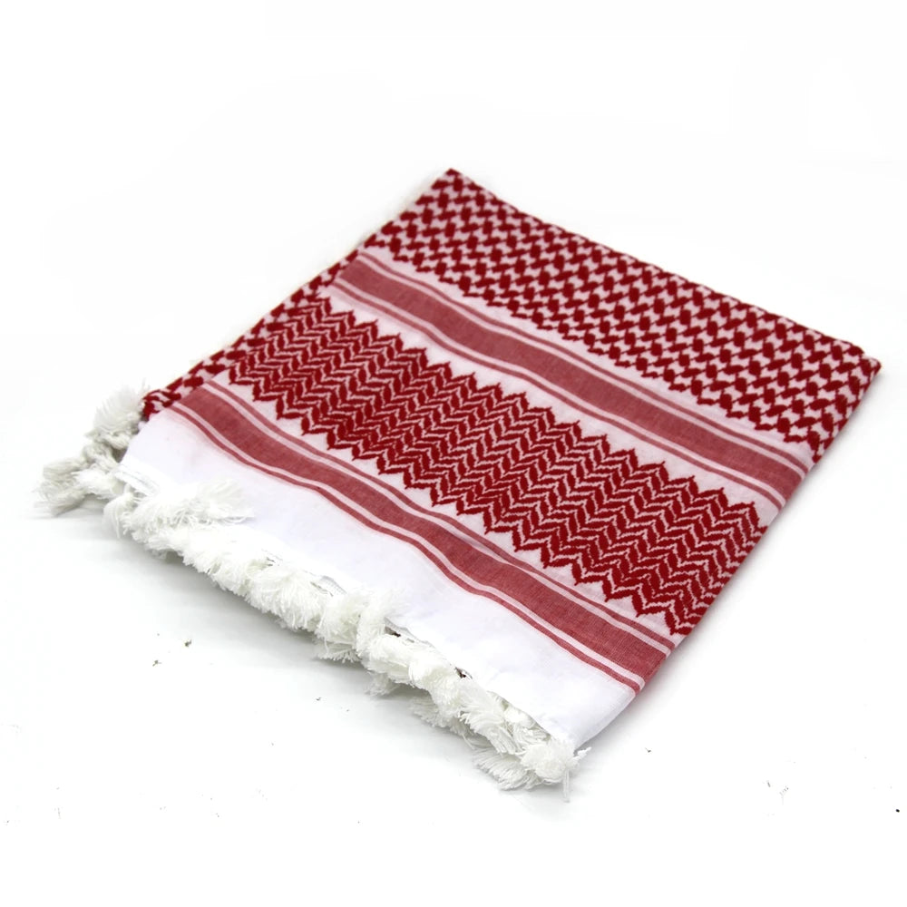 Pañuelo de algodón estampado rojo y blanco doblado con orillas deshilachadas.