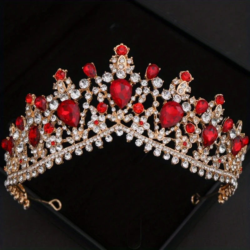 Une tiara et couronne ton or, ornées de gemmes rouges et de cristaux clairs.