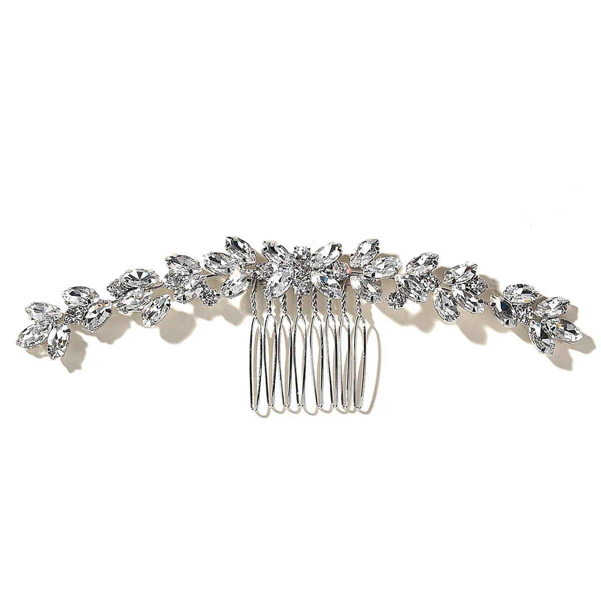 Une délicate peigne pour cheveux de mariée en cristal avec des fleurs scintillantes et des mèches.