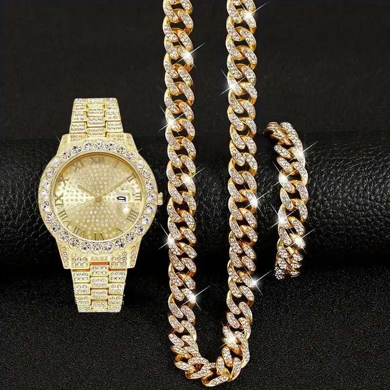 Ensemble de bijoux en chaîne cubaine dorée, comprenant une montre et une longue chaîne, sur fond noir.