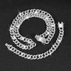 Un ensemble de trois colliers de chaîne cubains en argent exposés sur un fond sombre.