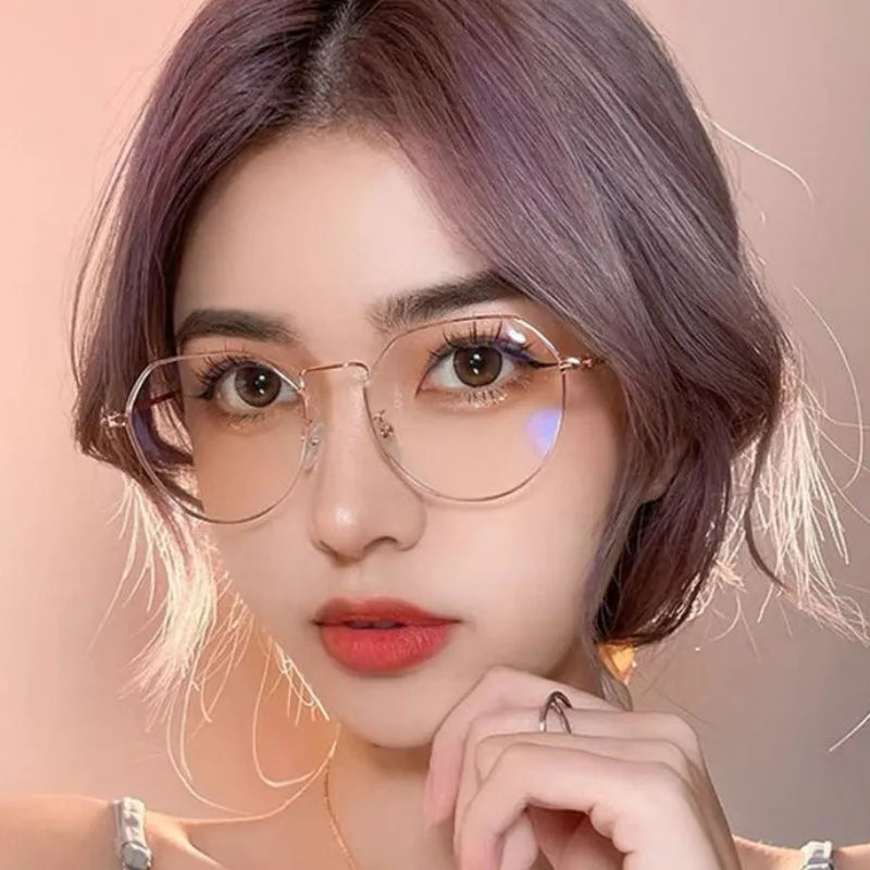 Gros plan d'une femme portant des lunettes vintage anti-lumière bleue et des cheveux violets doux.