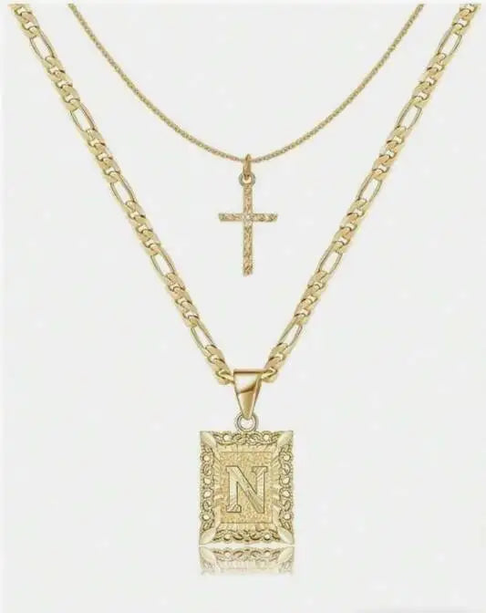 Collier de chaîne en or avec pendentif lettre N et charm croix