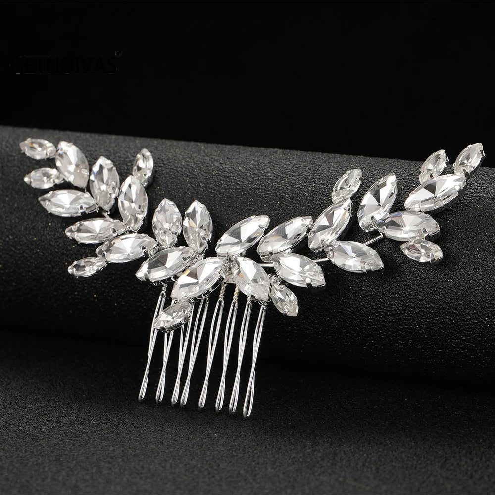 Une délicateque de cheveux pour mariage en cristal avec des feuilles scintillantes et des mèches pendantes.