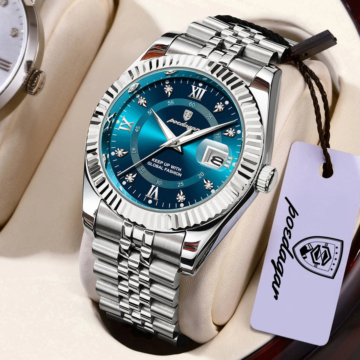 Montre pour homme argentée avec cadran bleu et aiguilles lumineuses, présentée sur un fond clair.
